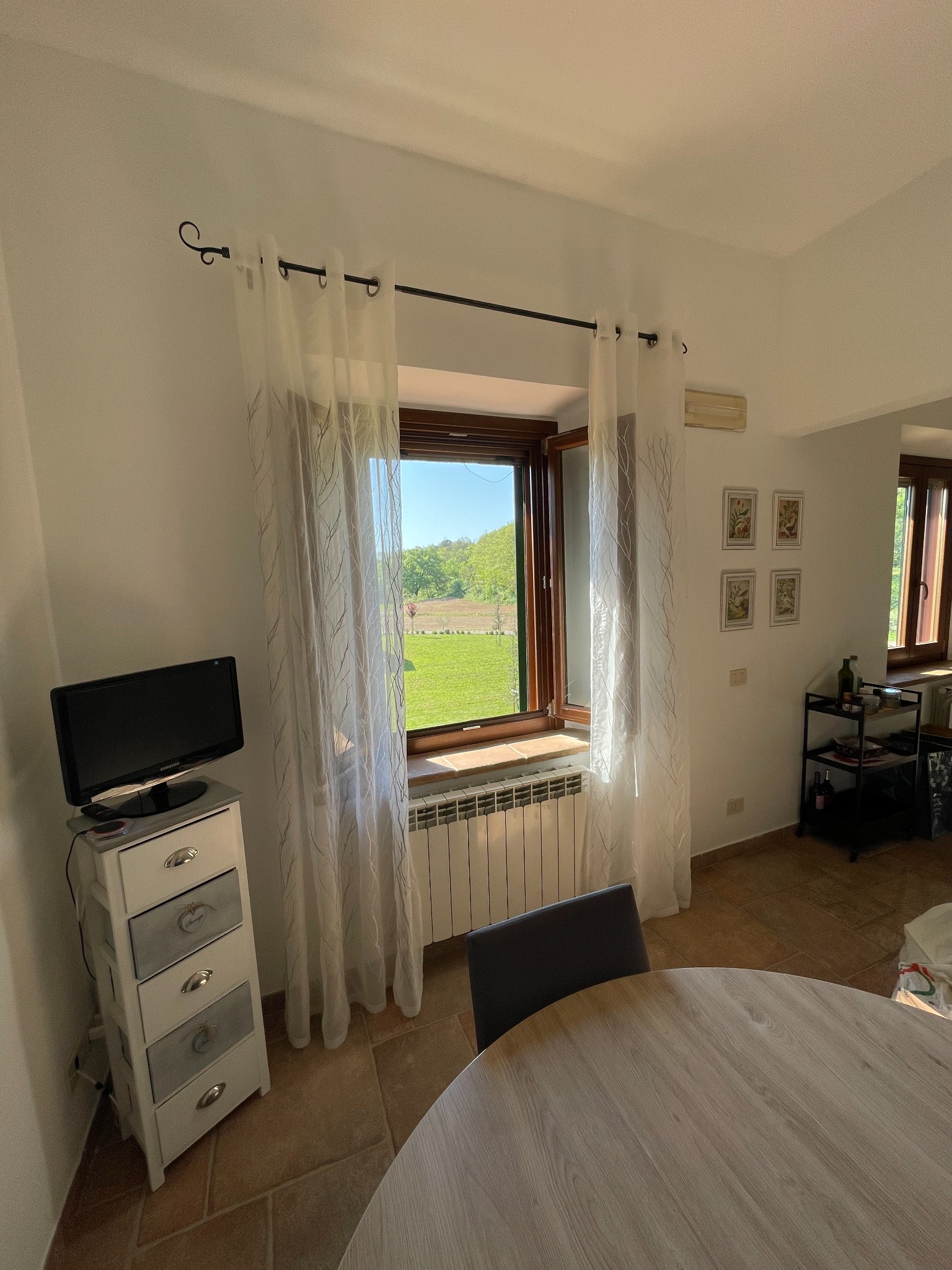 La zona pranzo con vista sulla campagna