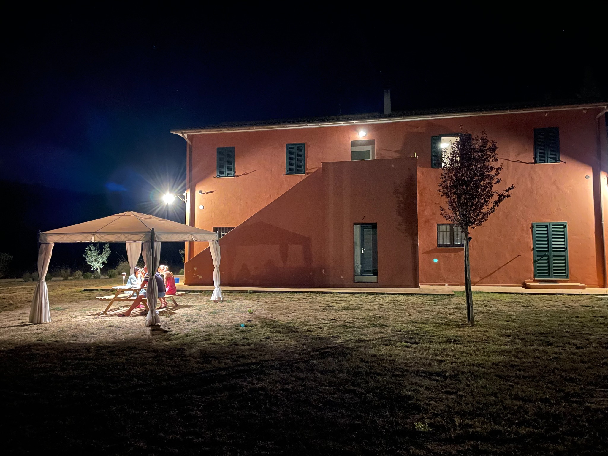 Il casale e il gazebo di sera