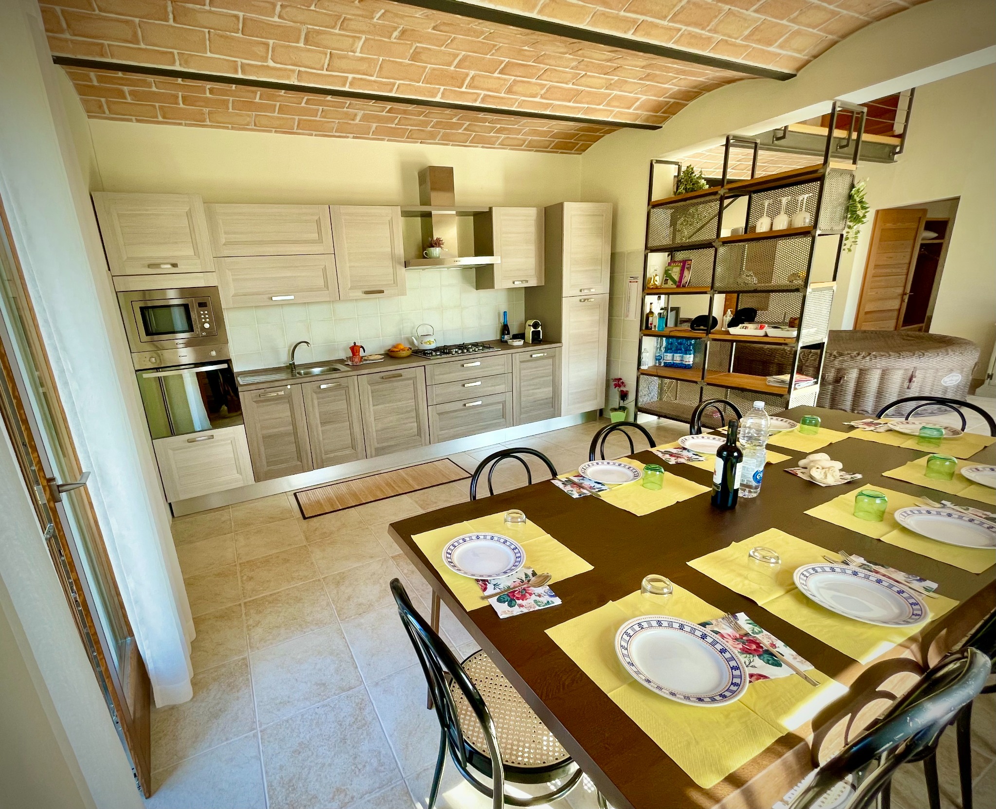 La cucina attrezzata e il grande tavolo da pranzo